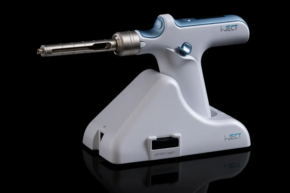 서울으뜸치과에서 사용하는 I-Ject 전동 마취기 마취액을 천천히 일정한 속도로 주입하도록 보조하는 I-Ject 전동 치과 마취기와 거치대를 보여주는 실제 장비 사진
